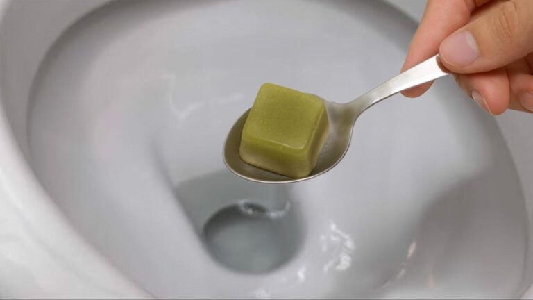 This simple method turns a smelly sink into a sparkling drain… you’ll love the results!