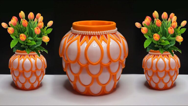 This simple gesture transforms plastic spoons into stunning flower pots…